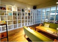 墾墨咖啡 二樓整面白色落地書牆與沙發座位實拍