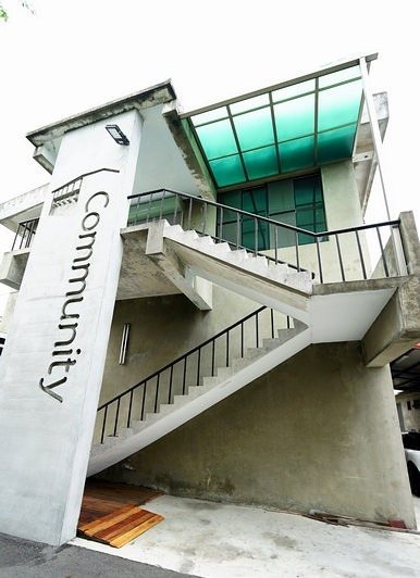 墾墨咖啡 清水模工業風裸牆樓梯與 Community 招牌外觀實拍